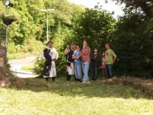 Die gewandeten Burgpaten präsentieren eine kleine aber feine, sehr interessierten Gruppe die alte Stromburg.
