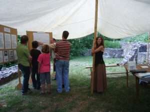 Nobert Zimmermann erklärt an der Schautafel den jungen und alten Interessierten die Details.
