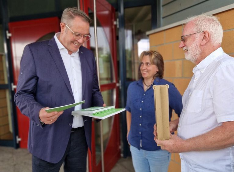 Ministerpräsident Schweitzer besucht             Begrünungskompass und Modellflächen um die  Deutscher-Michel Halle